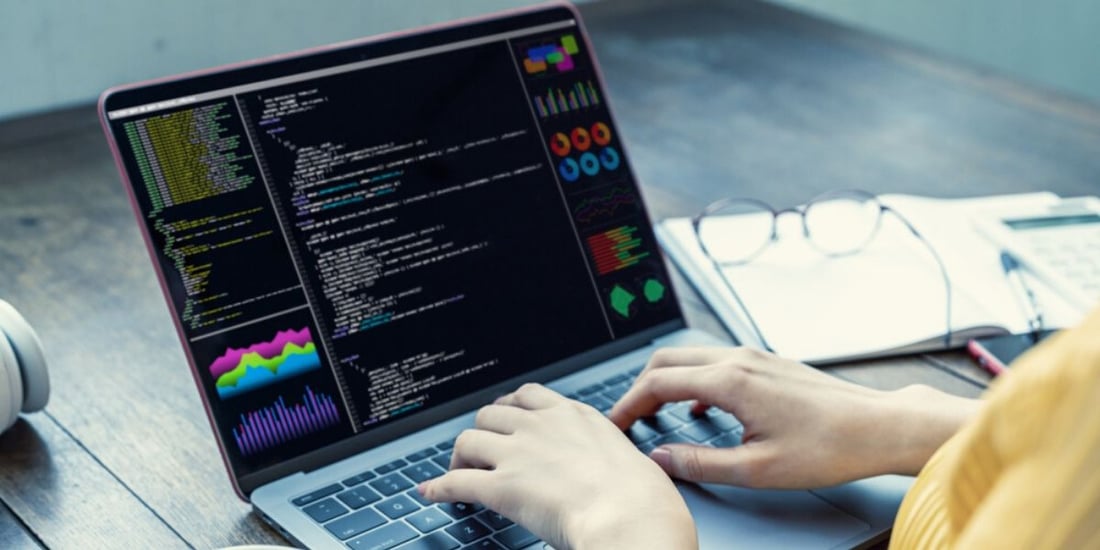Persona utilizando Python, el lenguaje de programación más usado en Data Science