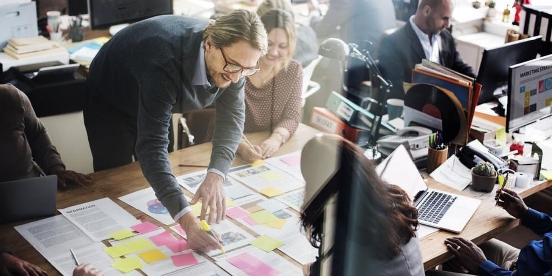 Diseñadores UX UI trabajando en equipo para elaborar ideas
